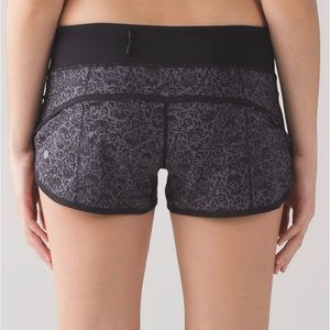 EUC Lululemon Sz 4 Speed Short Flossy Dark Carbon Black 2.5” Inseam